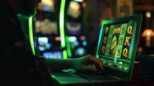 777kat APP ဖြင့် Mobile ပေါ်တွင် Slot Games ကစားနေသောမြင်ကွင်း